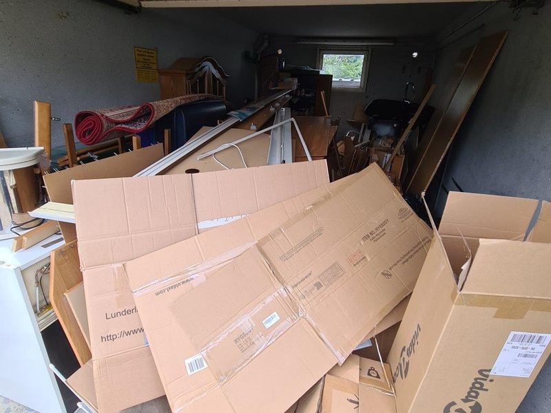 Garage voller Kartons vor der Garagenentrümpelung